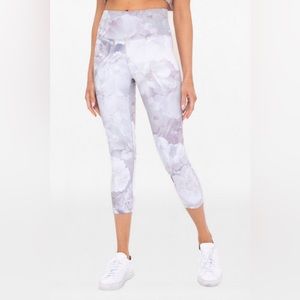 NWT Mono B Winter Blooms High Waisted Capri Leggings Size Small Pastel Floral
